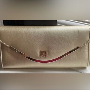 NIP Escada  Elixir Clutch